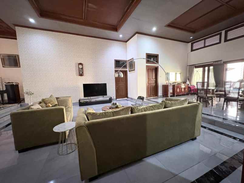 jual rumah komplek cantik dengan swimming pool di kav
