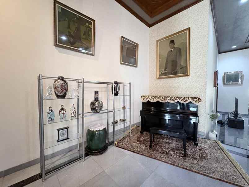 jual rumah komplek cantik dengan swimming pool di kav