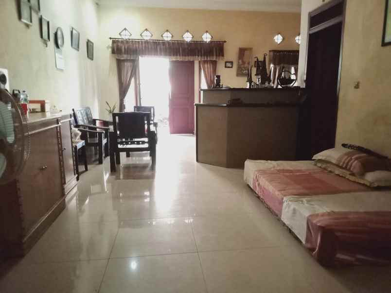 rumah 2 lantai nyaman aman dan strategis