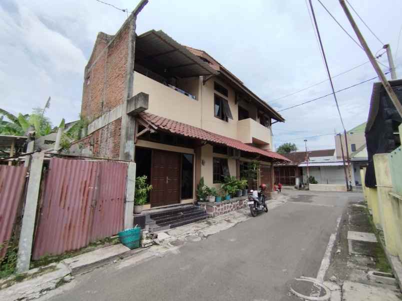 rumah 2 lantai siap huni posisi hook tengah kota solo