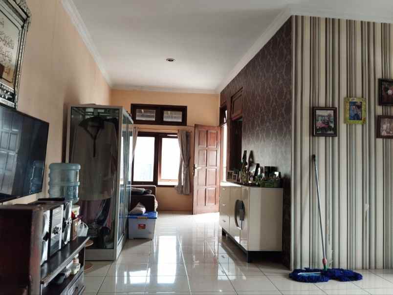 rumah 2 lantai siap huni posisi hook tengah kota solo