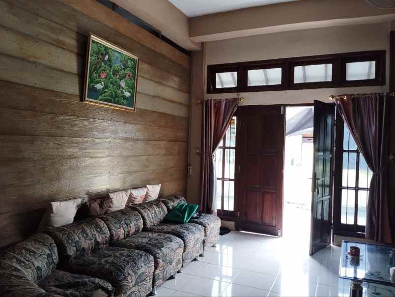 rumah 2 lantai siap huni posisi hook tengah kota solo