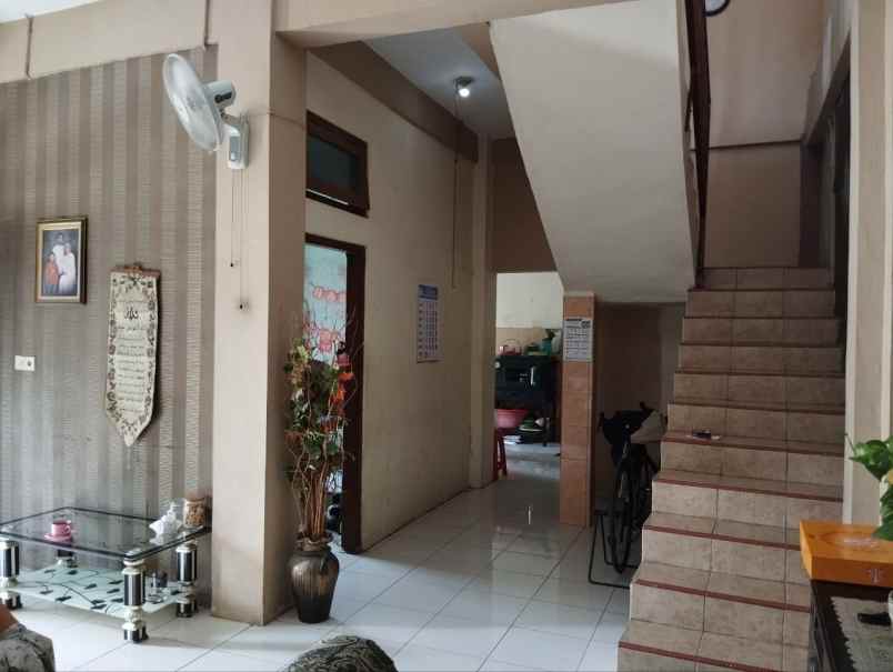 rumah 2 lantai siap huni posisi hook tengah kota solo