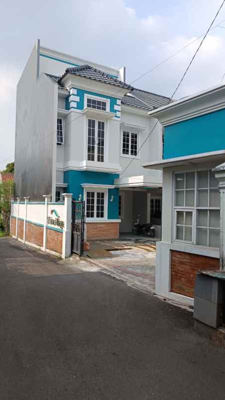 rumah 3 lantai siap huni di tanah baru depok