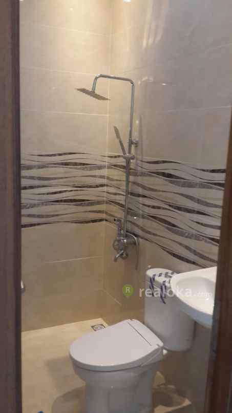 rumah bambu apus cipayung