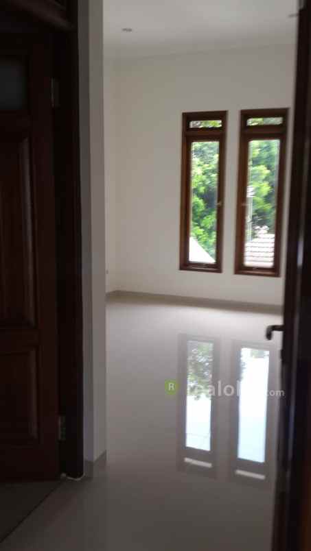 rumah bambu apus cipayung