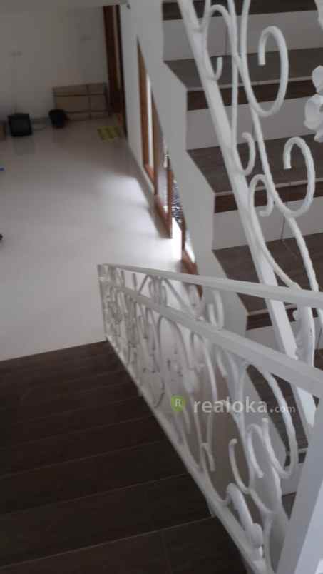 rumah bambu apus cipayung