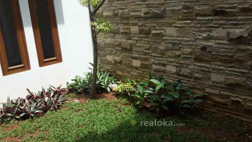 rumah bambu apus cipayung