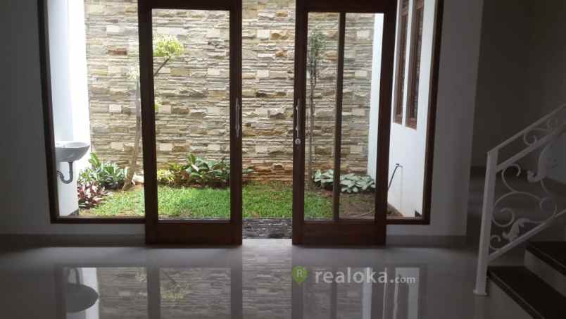 rumah bambu apus cipayung