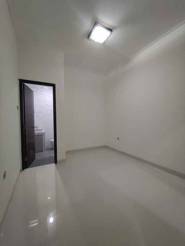 rumah baru dalam komplek di pondok kelapa jaktim