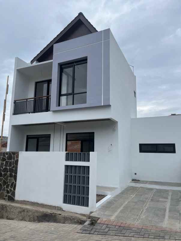 rumah baru dua lantai ujungberung kota bandung