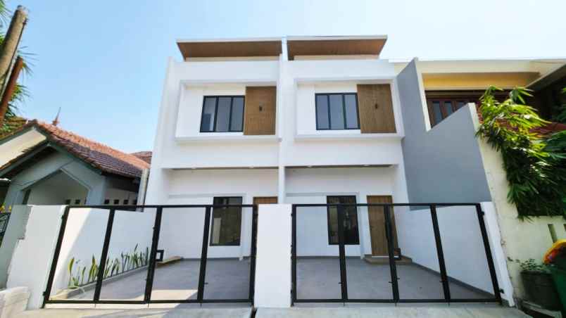 rumah cantik 2 lantai di bulevard hijau harapan indah