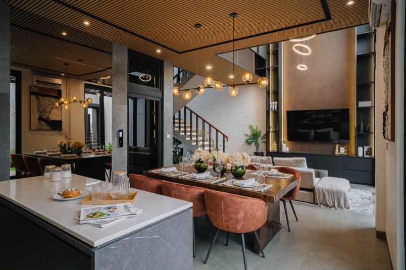 rumah dengan privat lift di selatan jakarta