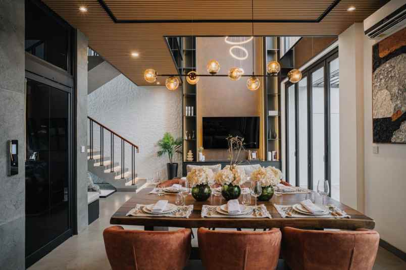 rumah dengan privat lift di selatan jakarta