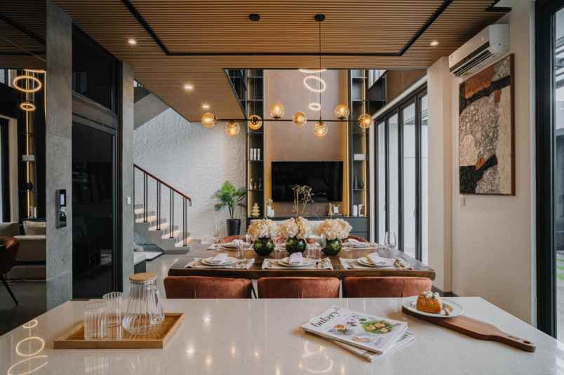 rumah dengan privat lift di selatan jakarta