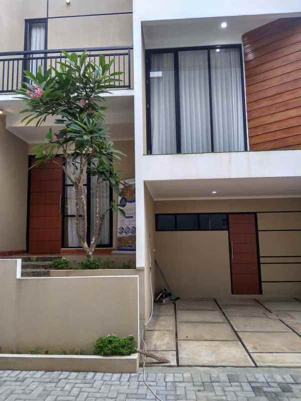 rumah jl eretan balekambang