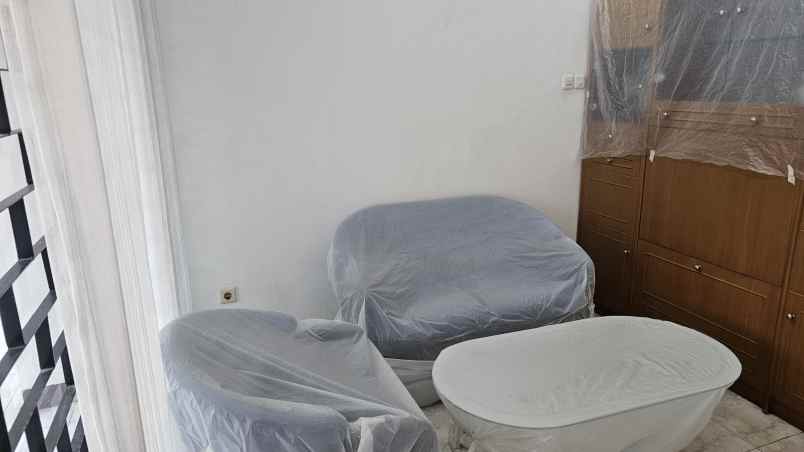 rumah luas semi furnished siap huni di kertajaya