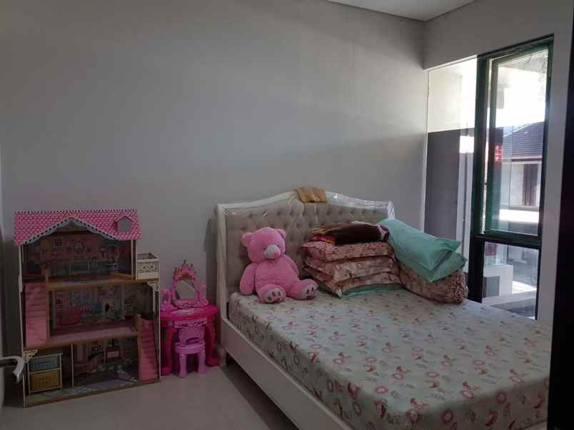 rumah minimalis astoria park hadap selatan