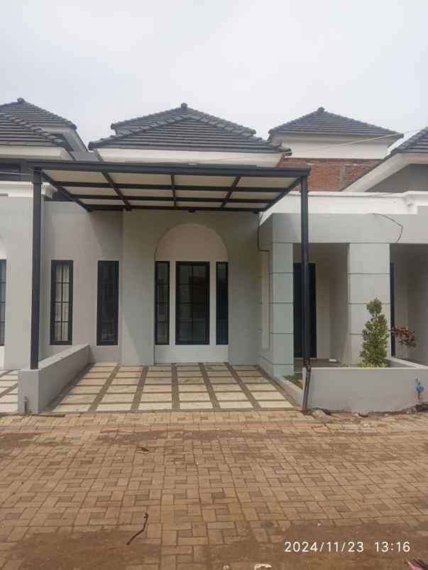 rumah minimalis klasik lokasi di cemorokandang