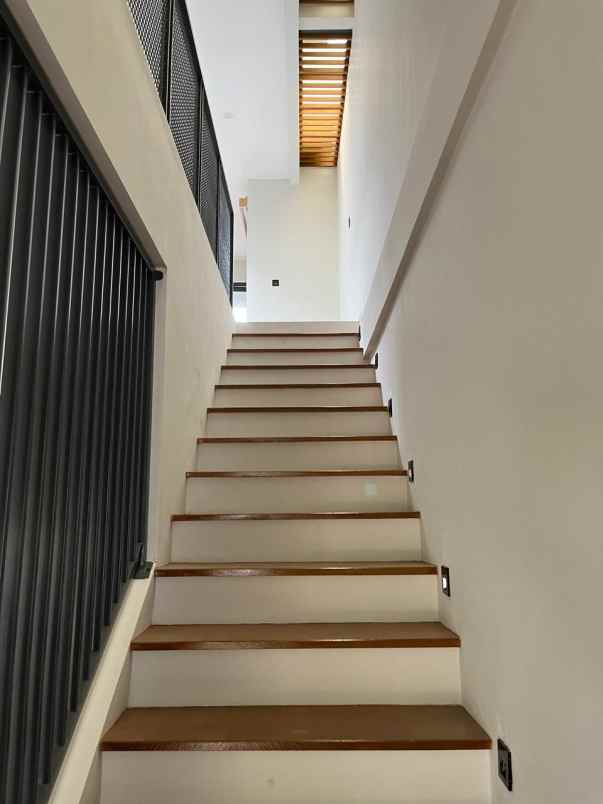 rumah modern minimalis 2lti dalam komplek dekat tol