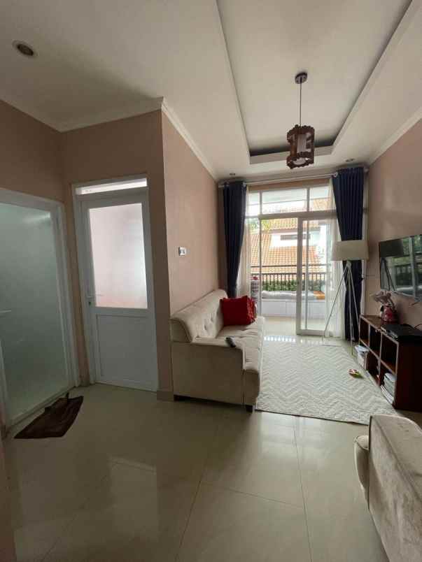 rumah modern minimalis 3 lantai perum bukit sariwangi