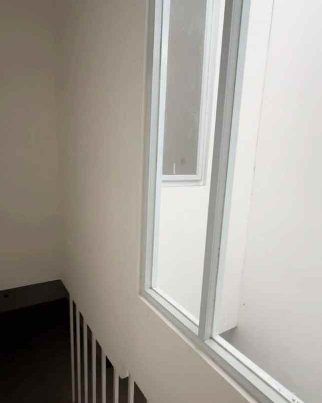 townhouse 3 lantai siap huni dekat tol krukut depok