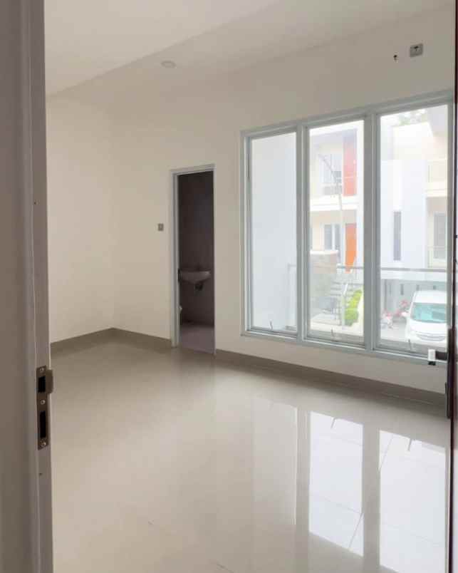 townhouse 3 lantai siap huni dekat tol krukut depok
