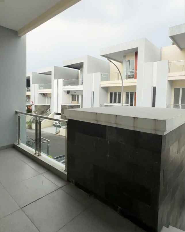 townhouse 3 lantai siap huni dekat tol krukut depok