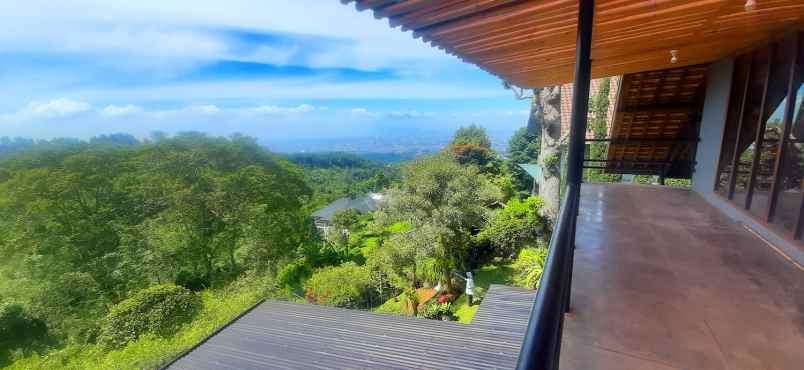 villa gaya industrial di ciumbuleuit view kota bandung