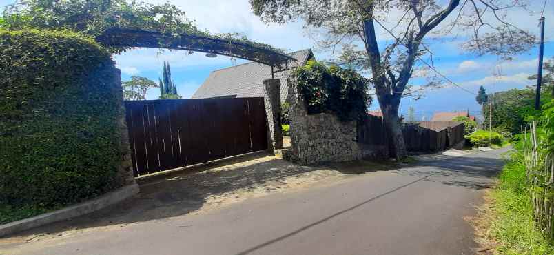 villa gaya industrial di ciumbuleuit view kota bandung