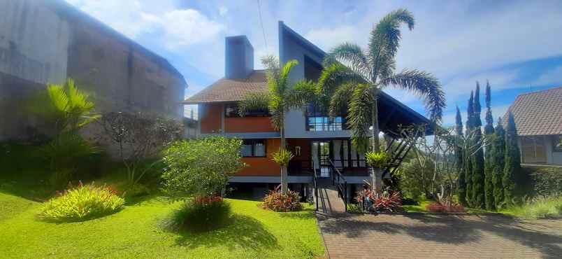 villa gaya industrial di ciumbuleuit view kota bandung