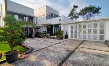 846. Rumah Asri Megah 2 lantai di Komplek Graha Puspa