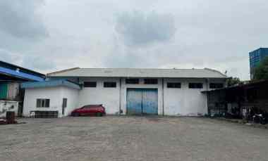 Turun Harga Gudang Kalimas Barat, dekat Pelabuhan Tanjung Perak Sura