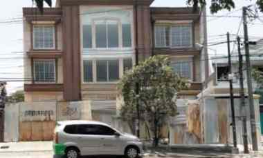 Raya Jemursari di Area Komersial Parkiran Luas di Depan Jalan Raya