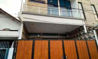 Dijual Rumah 3 Lantai Siap Huni di Tebet Lokasi Super Strategis Jaka