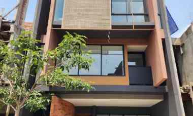Rumah Mewah Modern Strategis dalam Town House Ampera Raya Jaksel