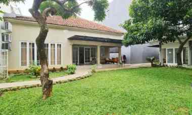 Rumah Asri Depan Taman Area Pakubuwono, Kebayoran Baru, Jaksel