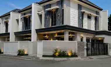 Rumah American Classic, Hook di Perum Babatan Pantai dekat Pakuwon City