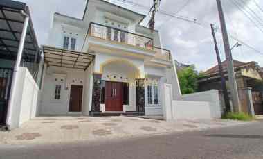 Rumah Mewah 2 lantai, 8 menit ke Kampus 4 Uad di Banguntapan