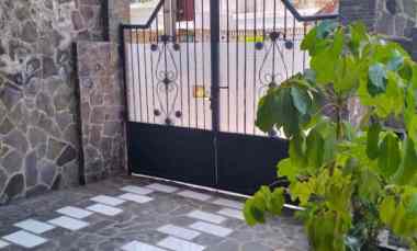 Barata Jaya, Rumah Siap Huni, 1 Lantai, Row Jalan 3 Mobil, Bebas Banjir