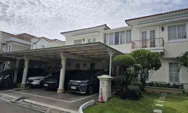 Dijual Rumah Mewah Strategis di Taman Beverly Golf Karawaci