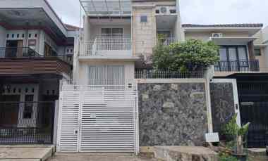 Rumah Elegan Minimalis di Billy Moon Pondok Kelapa
