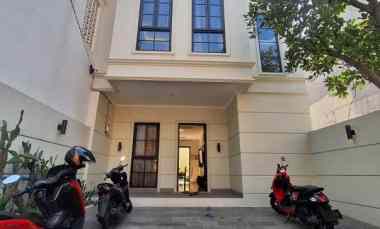 Rumah Baru Konsep Klasik Private Pool di Cempaka Putih Jakpus