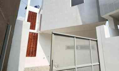 Rumah Baru Komplek Cibabat Arsitektur Modern dengan Fasad Kaca Elegan