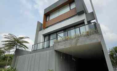 Rumah Mewah Baru 3 Lantai Full Furnished dekat Stasiun Klender Jakarta