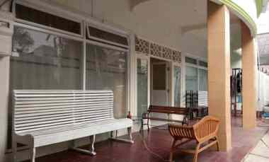 Rumah dekat Apartemen Bassura Cipinang Besar Selatan Jakarta
