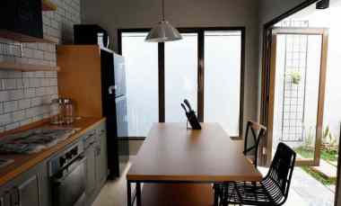 Rumah Bagus Semi Furnished SHM Dijual Daerah Ciracas Jakarta Timur