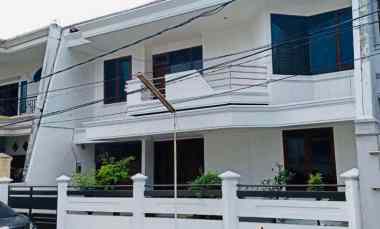dijual rumah darmo baru barat