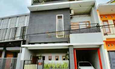 Rumah Cantik 3 Lantai, View Persawahan Asri di Maguwoharjo