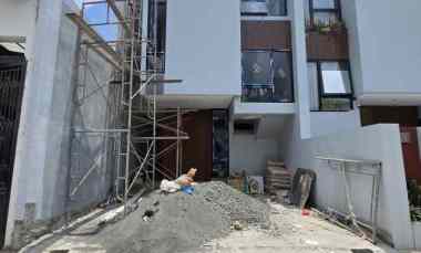 Rumah Modern 3 Lantai Akses dekat Jalan Raya di Duren Sawit Jaktim